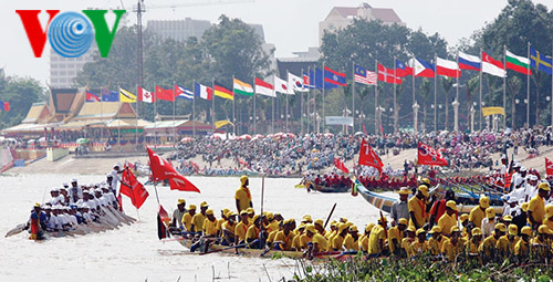 សប្បាយអ៊ូអរទិវាបុណ្យអកអំបុកនៅកម្ពុជា